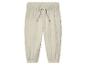 Beige babybroek van mousseline.