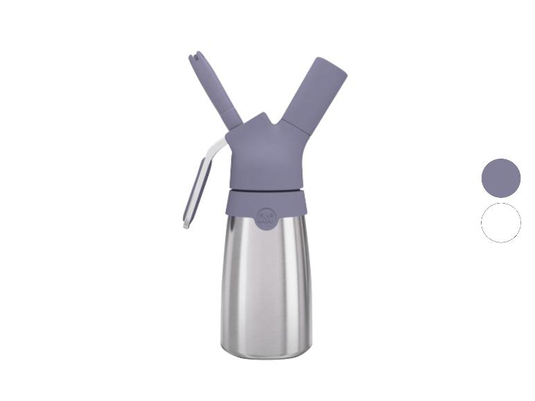 Paarse en zilveren slagroomdispenser op een witte achtergrond