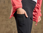 Zwarte leggings met een roze jas