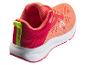 Dames sportschoenen in oranje, rode en limoengroene tinten.