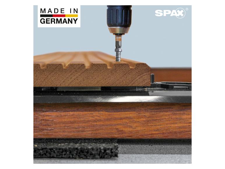 Boormachine schroeft schroef in terrasplank, met de tekst „MADE IN GERMANY”.