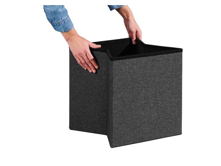 Handen houden een donkergrijze opvouwbare opbergdoos vast, klaar voor gebruik.