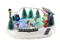 Kerstdecoratie met schaatsbaan, verlichte bomen en figuren