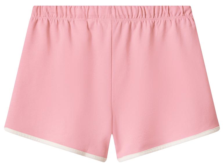Roze sportshorts met elastische tailleband en witte biezen.