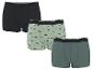 Drie herenboxershorts: één zwart, één groen met auto- en surfplankprint, één donkergroen.