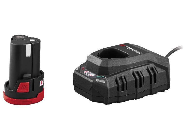 Zwarte accu en oplader met rode en groene accenten.