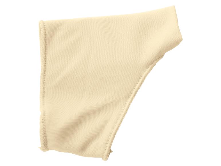 Een beige stofstaal met een gebogen rand.