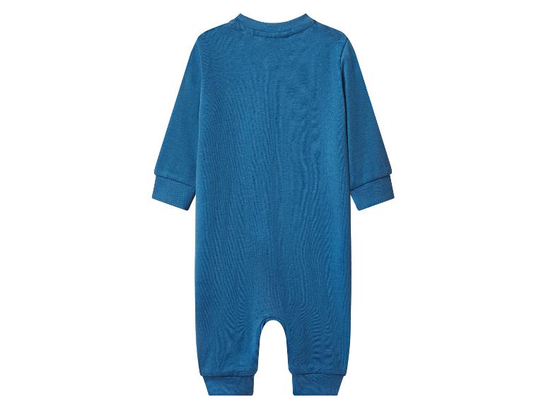 Blauwe baby jumpsuit met lange mouwen, achteraanzicht.