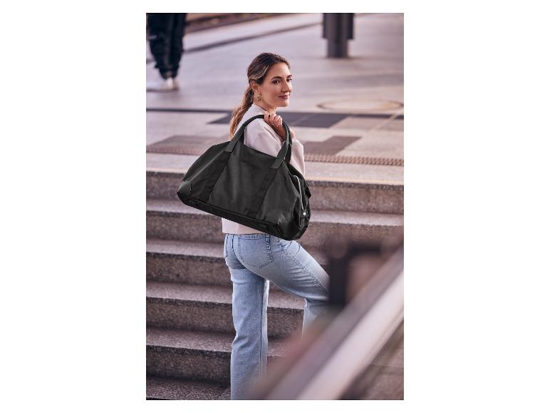 Een vrouw op de trap met een ESMARA® weekendtas.