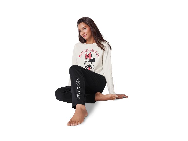 Vrouw in Minnie Mouse shirt met lange mouwen en zwarte joggingbroek
