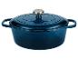 Donkerblauwe geëmailleerde gietijzeren braadpan met een zilveren knop op het deksel.