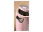 Roze waterkoker met open deksel op een houten ondergrond.