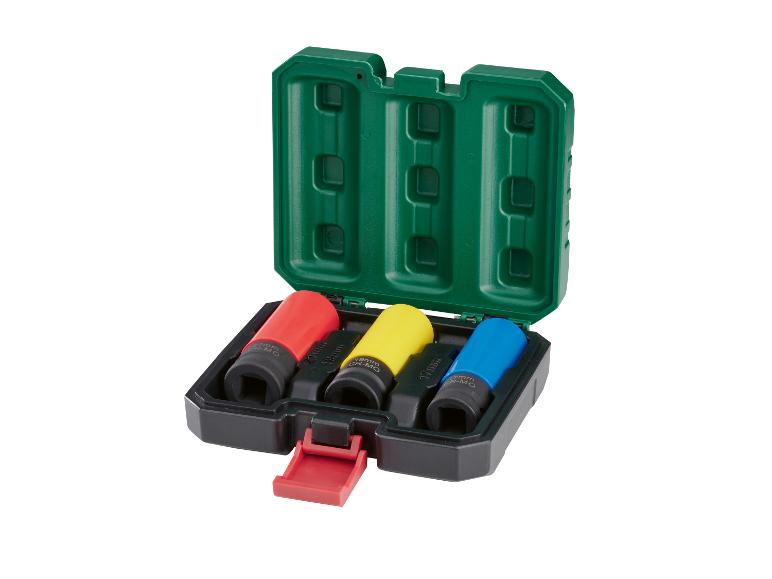 Rode, gele en blauwe dopsleutelset in een groene koffer.