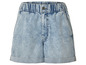 Een paar lichtblauwe denim shorts met een elastische tailleband.