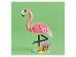 Lego flamingomodel in roze en wit op een groene achtergrond.