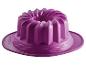 Paarse siliconen bakvorm voor cake of pudding