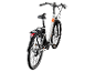 Witte elektrische fiets met oranje accenten, zwart zadel en bagagedrager, schuin van achteren gezien.