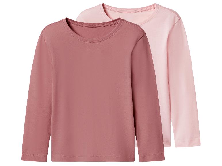 Twee roze T-shirts met lange mouwen, één donkerder en één lichter.