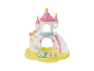 Roze en wit speelgoedkasteel met glijbaan, zwembad en accessoires, op gele basis.