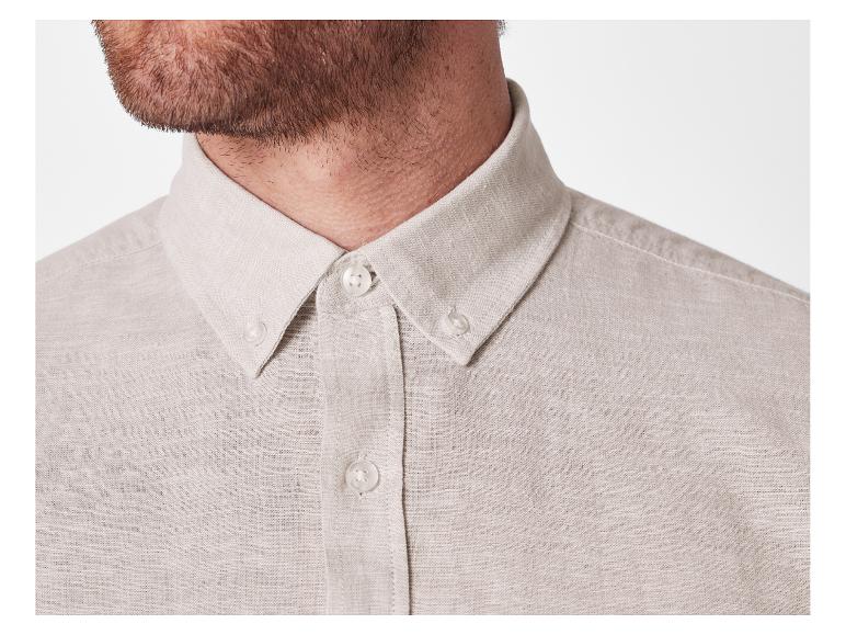 Beige linnen overhemd met knopen.