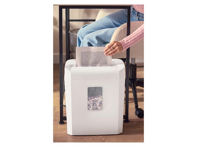 TRONIC® papierversnipperaar in gebruik onder een bureau.
