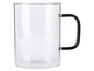 Een transparante glazen mok met een zwarte handgreep.