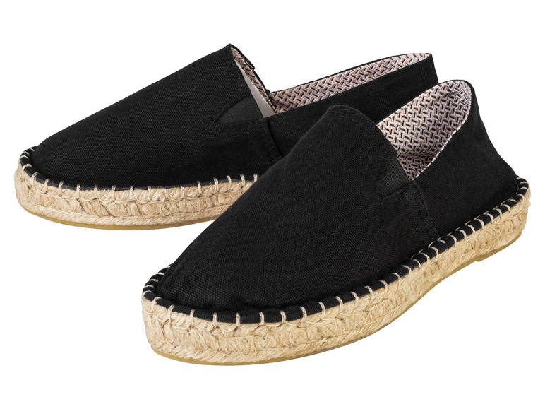 Twee paar zwarte espadrilles met jute zolen.