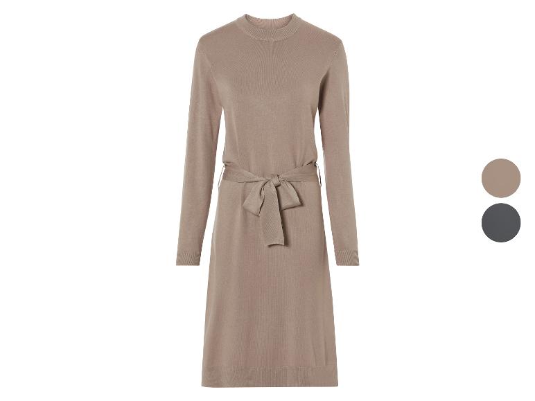 Een beige gebreide jurk met een ceintuur.