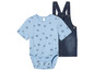 Een babypakje met schelpenprint en een denim overall.
