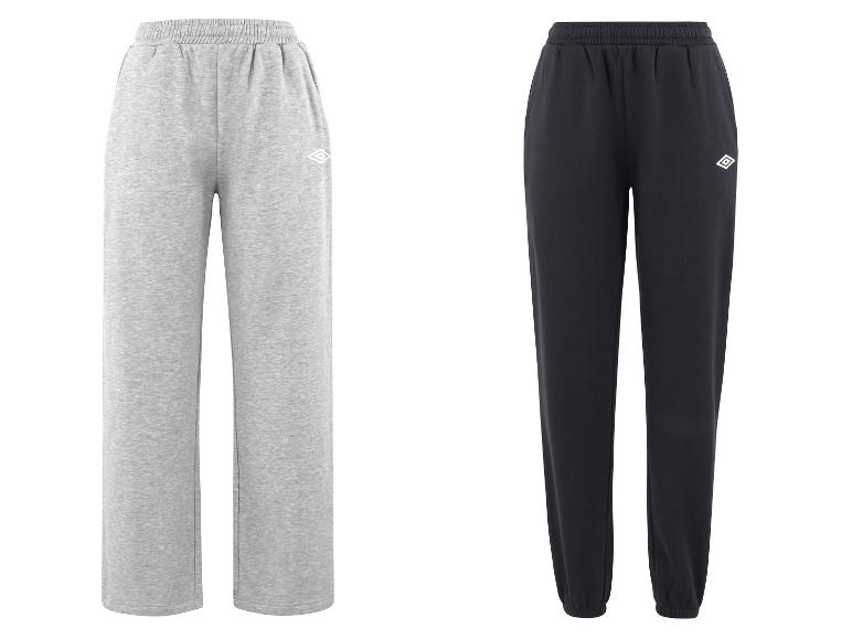 Twee joggingbroeken: een grijze met wijde pijpen en een zwarte met boorden.