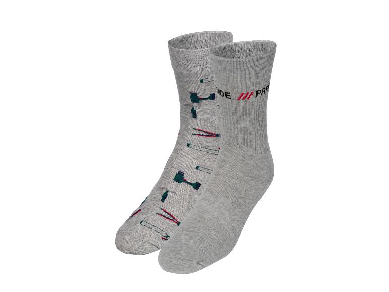 Twee paar grijze sokken met gereedschapsmotief.