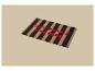 Zwart-beige gestreepte deurmat met rode tekst 'COOL PEOPLE LIVE HERE'