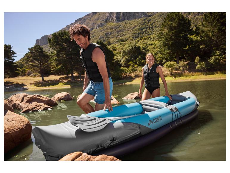 Koppel met een opblaasbaar Crivit kajak op een meer.