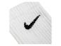 Witte sok met zwart Nike-logo.