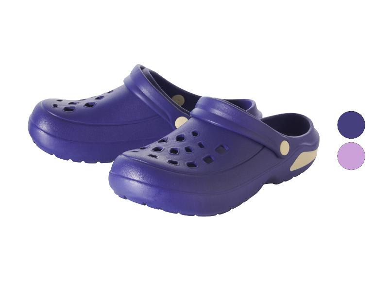 Een paar blauwe klompen.