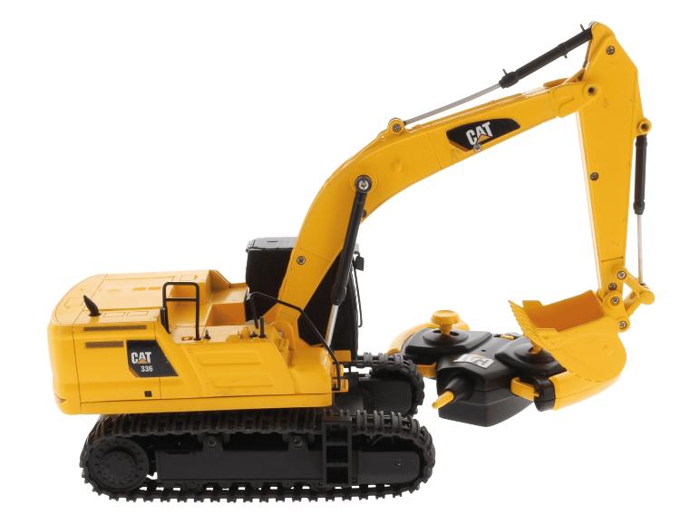 Gele CAT 336 graafmachine met afstandsbediening, op een witte achtergrond.