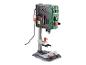 Groene en zwarte tafelboormachine met grijze basis en rode details.