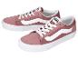 Paar roze lage sneakers met witte veters en zijstrepen
