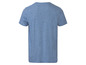 Een blauwe, gemêleerde T-shirt met korte mouwen.