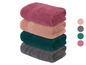 Stapel badhanddoeken in roze, beige, donkergroen en grijs.