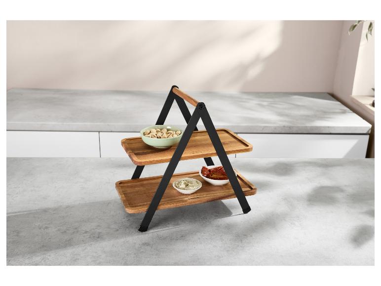 Twee-laags serveerblad met pistachenoten en zongedroogde tomaten in een moderne keuken.
