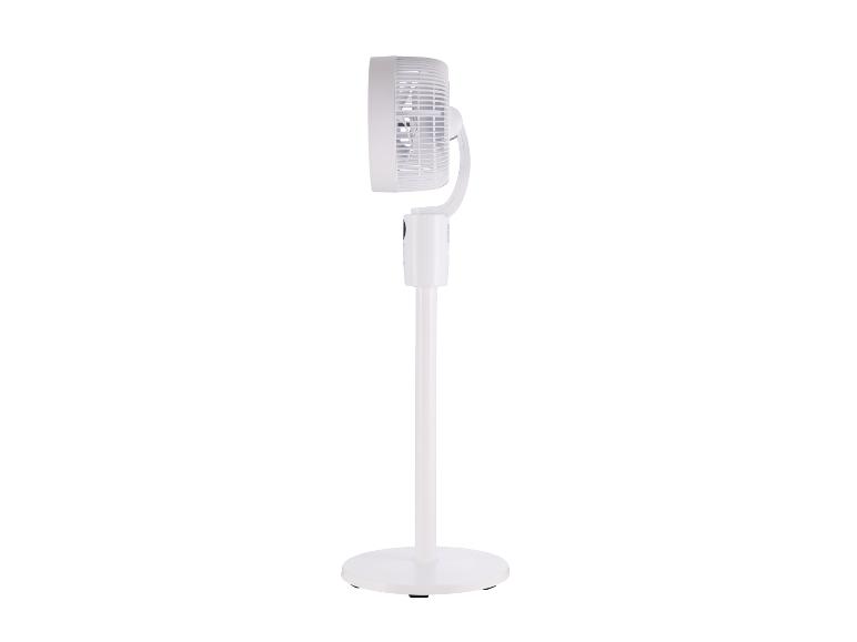 Witte staande ventilator met ronde kop en cirkelvormige voet.