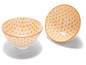 Twee witte kommen met een oranje geometrisch patroon.