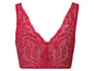 Rode lingerie met kanten details.
