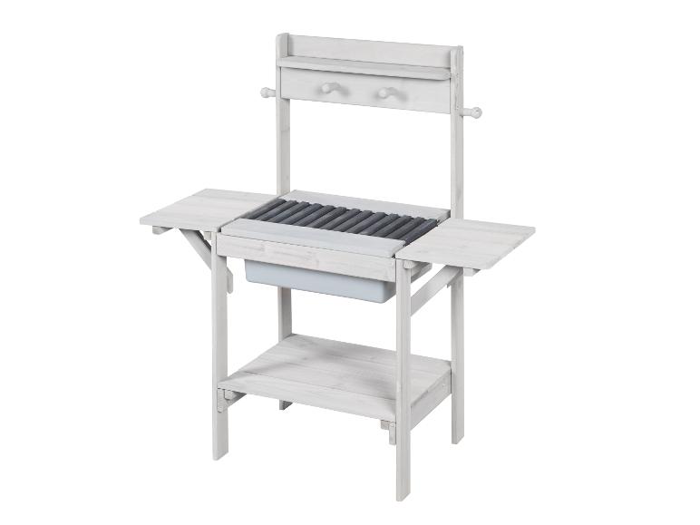 Witte houten tuintafel met spoelbak en planken.