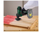 Een Parkside X20V Team multitool wordt gebruikt om hout te schuren.