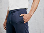 Donkerblauwe joggingbroek met een witte t-shirt.