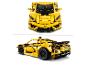 Twee aanzichten van een gele sportwagen gebouwd met LEGO Technic stenen.