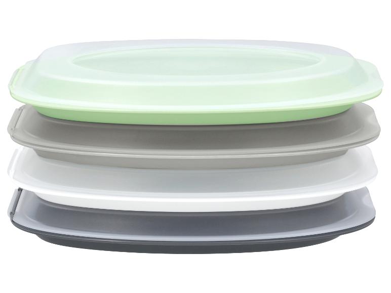Stapel rechthoekige plastic voedselcontainers met deksels in groen, grijs en wit.