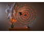 Halloween decoratie met verlicht spinnenweb, nepspinnenwebben en decoratieve pompoenen.